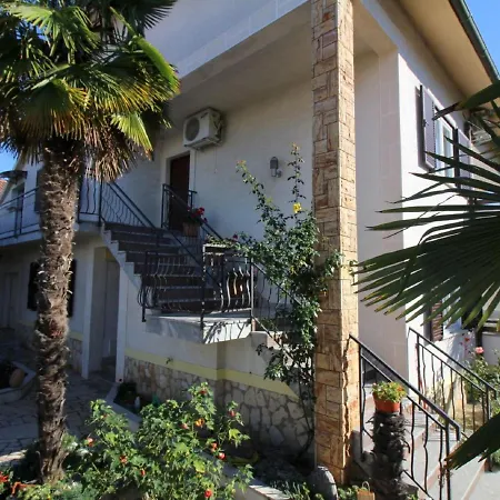 Sunlit Apartment Near Sea In Porec Apartman