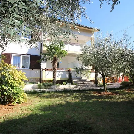 Sunlit Apartment Near Sea In Porec Apartman Porec