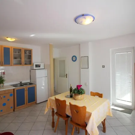 Sunlit Apartment Near Sea In Porec Apartman