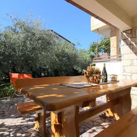 Sunlit Apartment Near Sea In Porec Apartman *