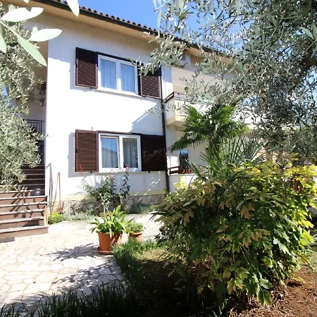 Sunlit Apartment Near Sea In Porec Apartman *