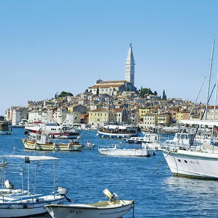 Sunlit Near Sea In Apartamento Poreč